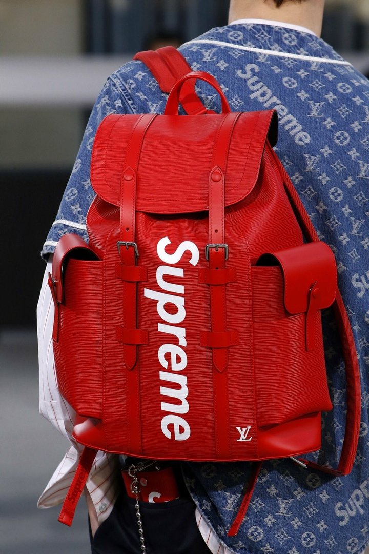 Красный рюкзак Supreme × Louis Vuitton